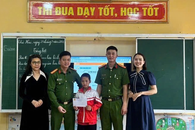 Công an xã Hồng Châu thực hiện phong trào “Nâng bước em đến trường”